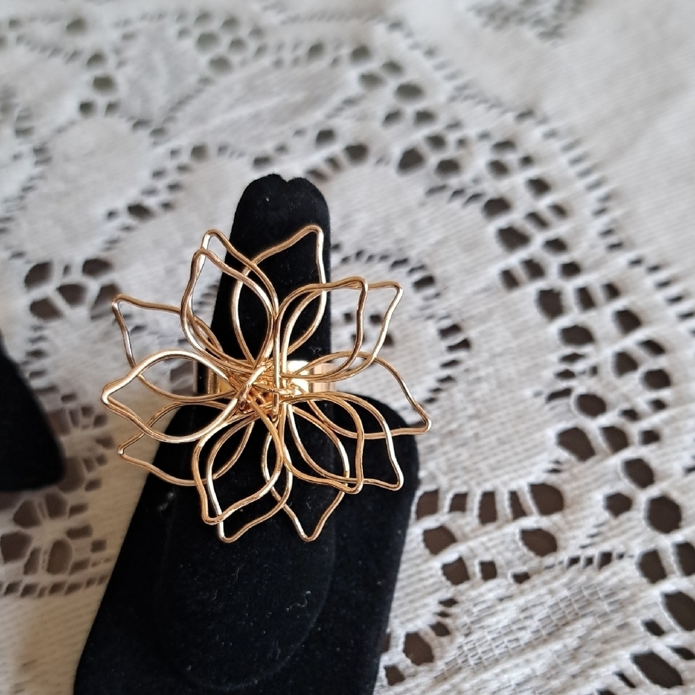 Elegant Gold Floral Jewelry Set - Picture 2 of 7